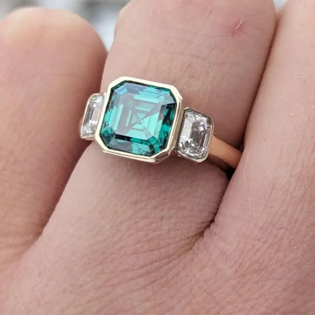 /public/photos/live/3 stone ring (3).webp